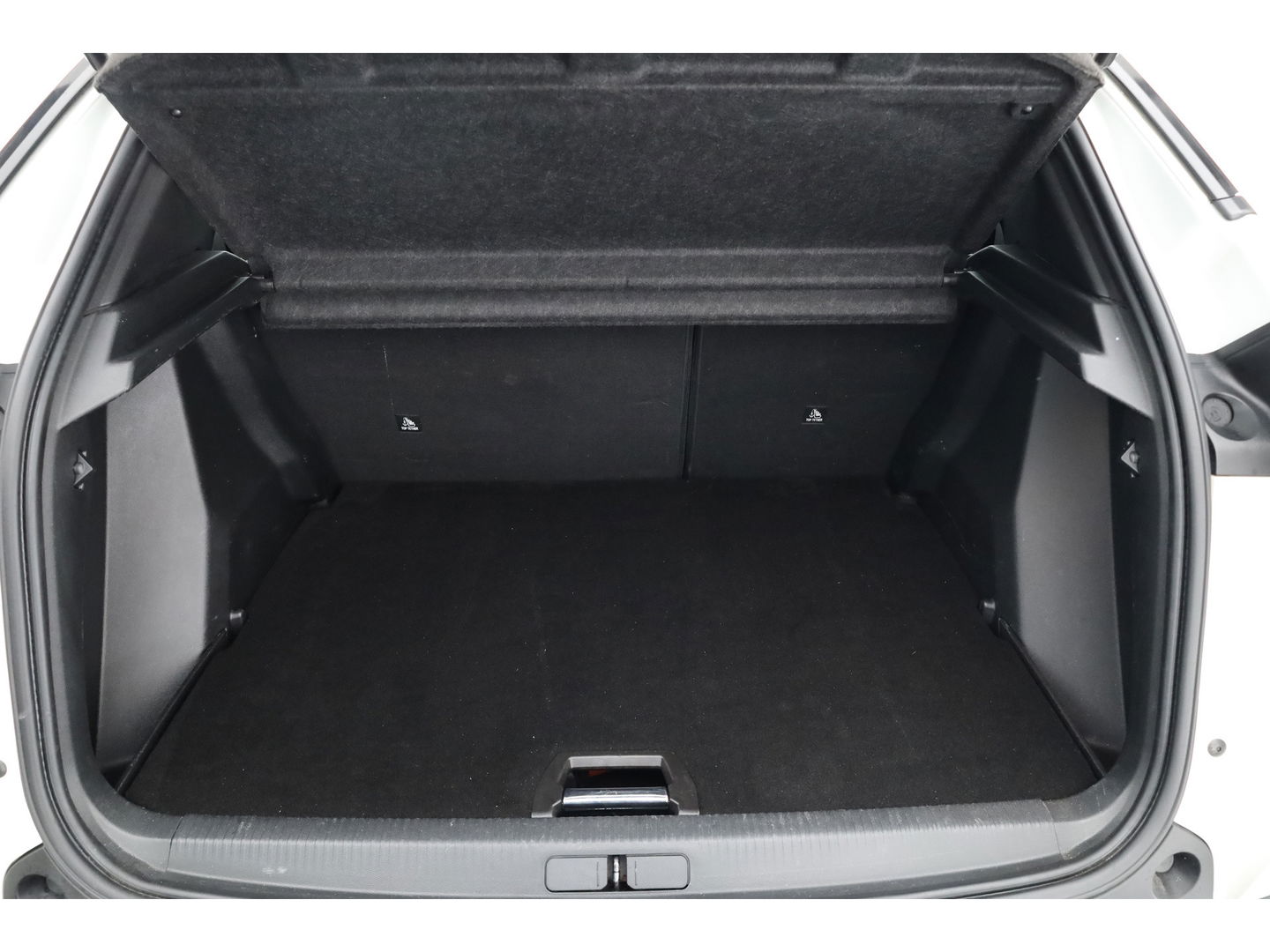 Peugeot e-2008 EV Active 50 kWh | Navi | Apple CarPlay | Cruise | LED | Clima | All Seasons