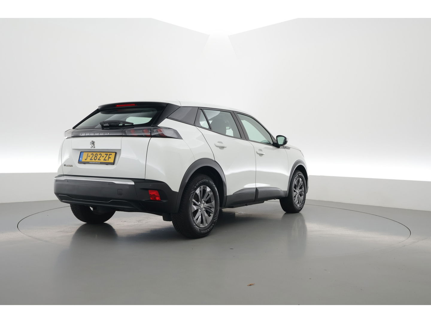 Peugeot e-2008 EV Active 50 kWh | Navi | Apple CarPlay | Cruise | LED | Clima | All Seasons