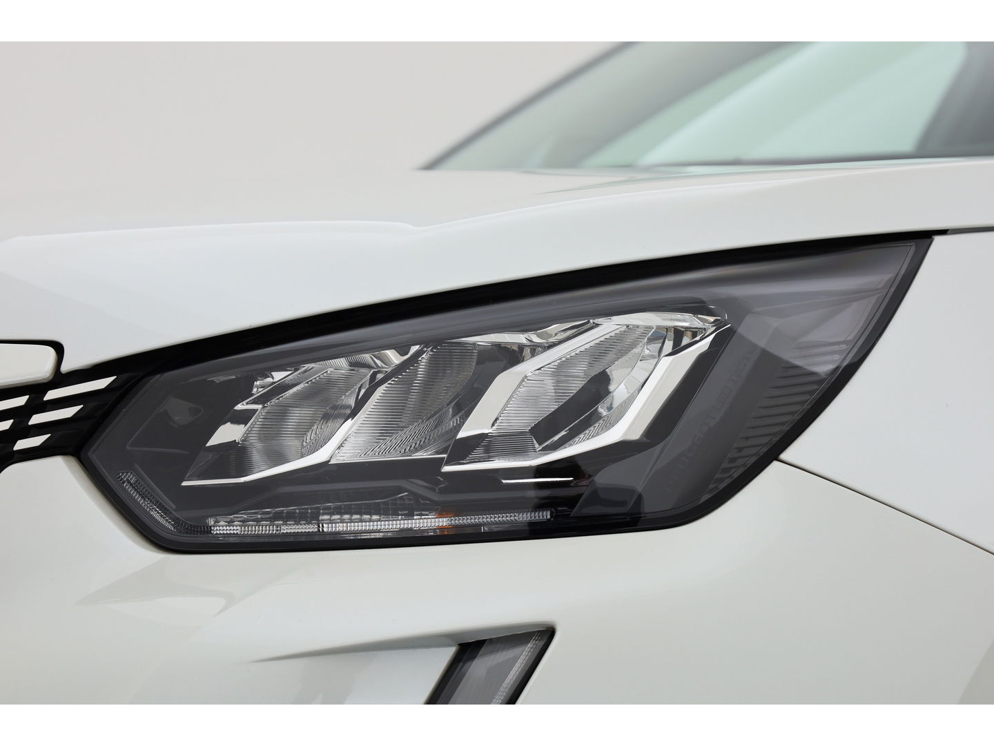 Peugeot e-2008 EV Active 50 kWh | Navi | Apple CarPlay | Cruise | LED | Clima | All Seasons