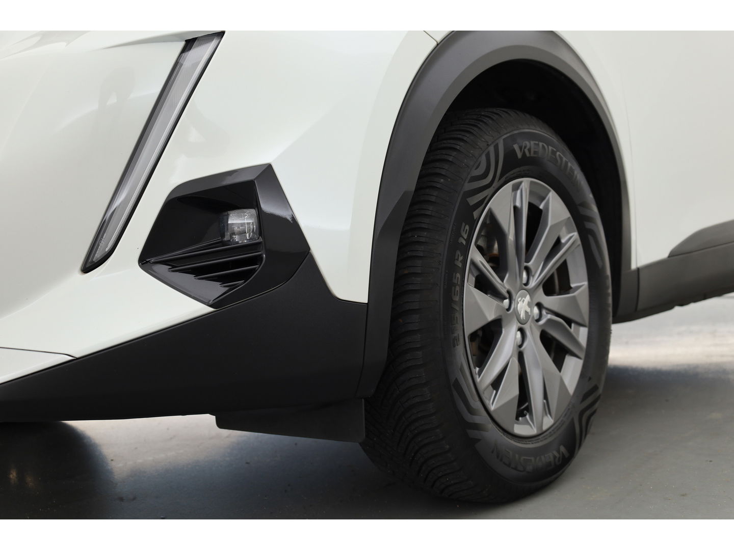 Peugeot e-2008 EV Active 50 kWh | Navi | Apple CarPlay | Cruise | LED | Clima | All Seasons