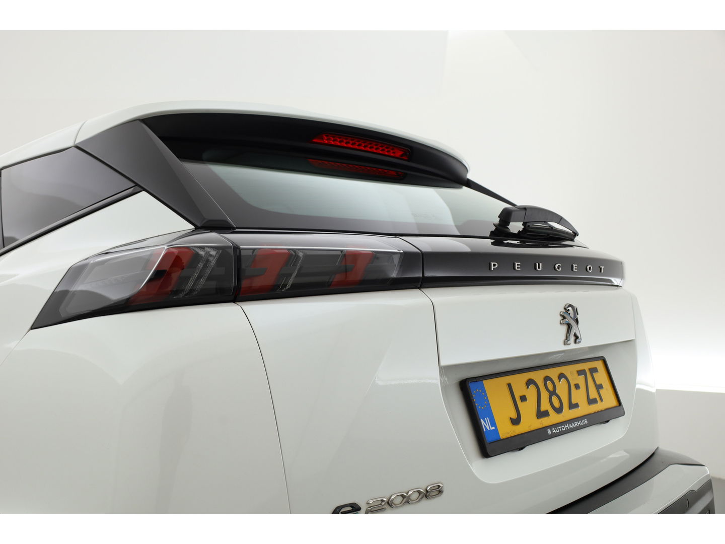 Peugeot e-2008 EV Active 50 kWh | Navi | Apple CarPlay | Cruise | LED | Clima | All Seasons