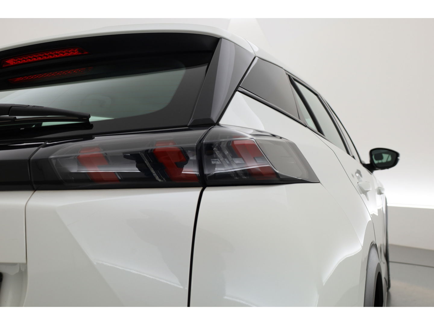 Peugeot e-2008 EV Active 50 kWh | Navi | Apple CarPlay | Cruise | LED | Clima | All Seasons