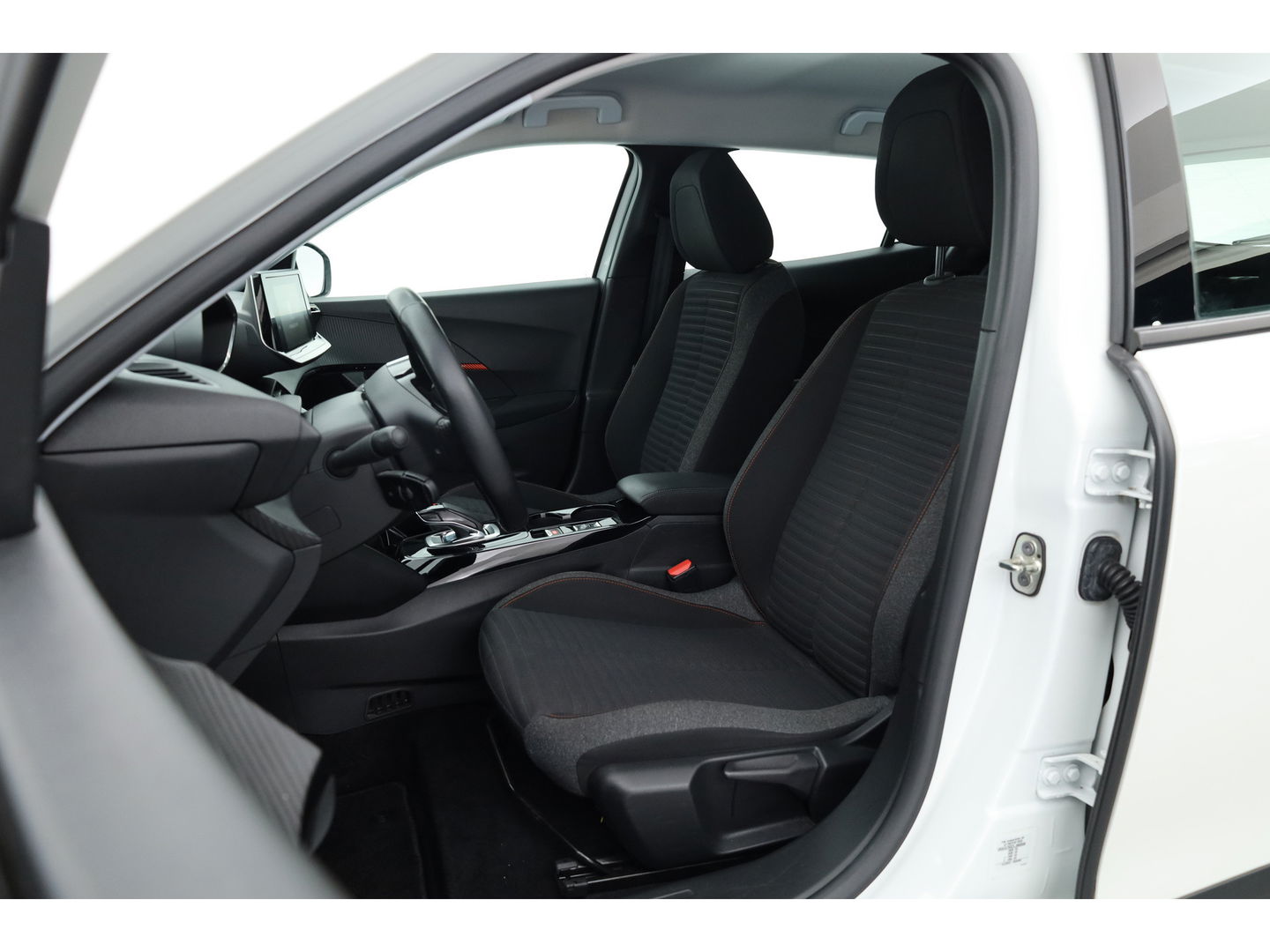 Peugeot e-2008 EV Active 50 kWh | Navi | Apple CarPlay | Cruise | LED | Clima | All Seasons