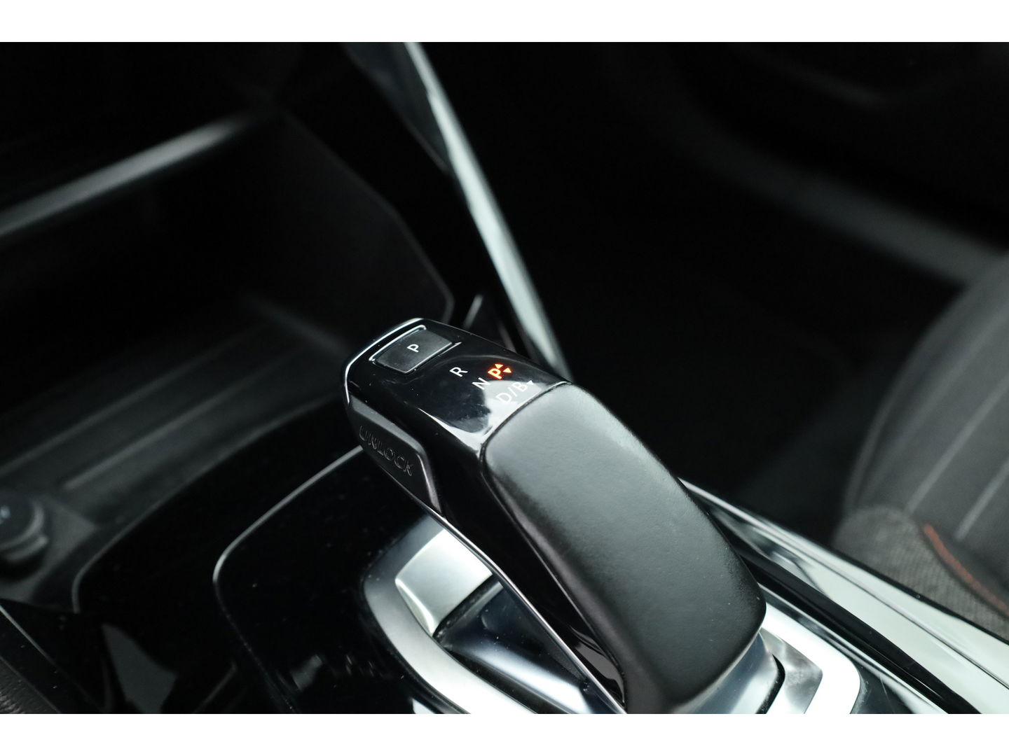 Peugeot e-2008 EV Active 50 kWh | Navi | Apple CarPlay | Cruise | LED | Clima | All Seasons