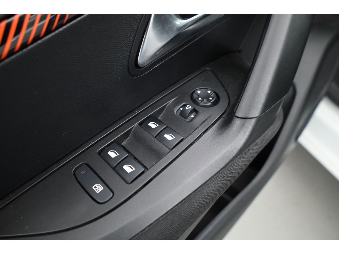 Peugeot e-2008 EV Active 50 kWh | Navi | Apple CarPlay | Cruise | LED | Clima | All Seasons