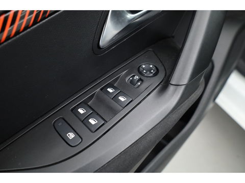 Peugeot e-2008 EV Active 50 kWh | Navi | Apple CarPlay | Cruise | LED | Clima | All Seasons
