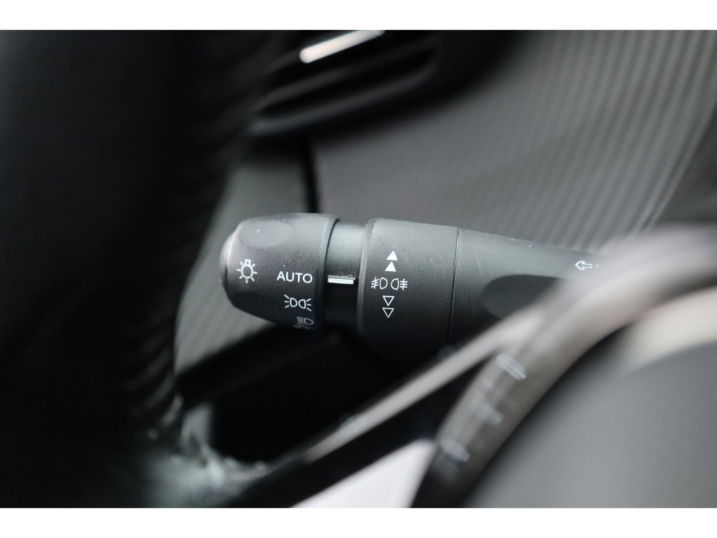 Peugeot e-2008 EV Active 50 kWh | Navi | Apple CarPlay | Cruise | LED | Clima | All Seasons