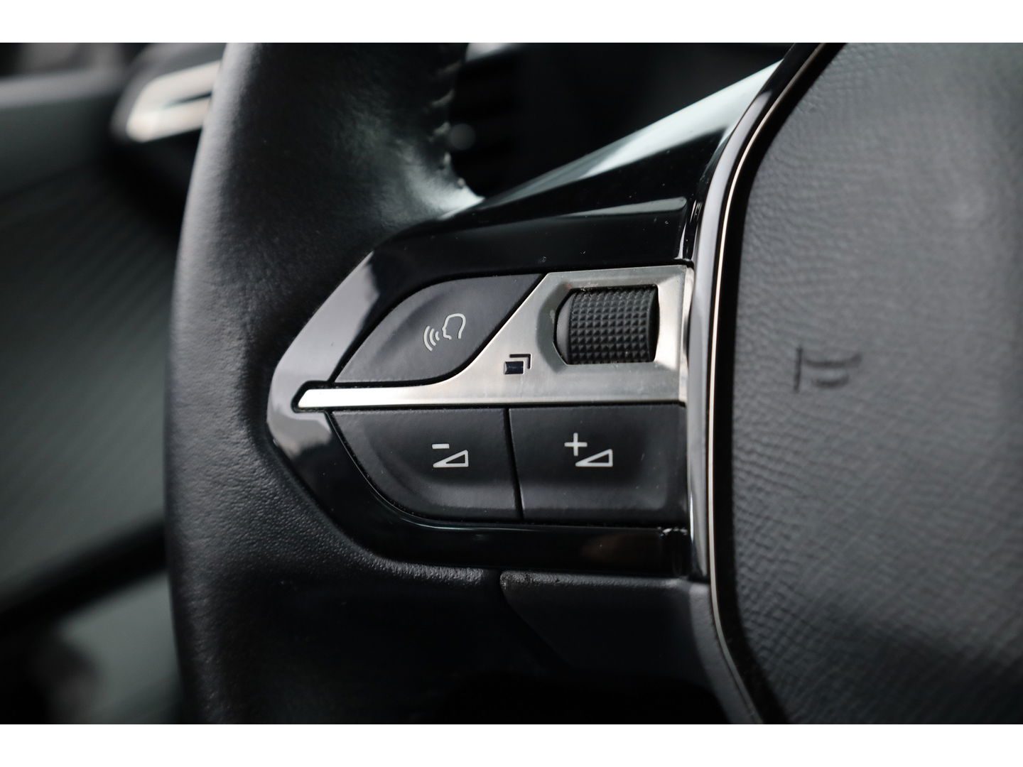 Peugeot e-2008 EV Active 50 kWh | Navi | Apple CarPlay | Cruise | LED | Clima | All Seasons