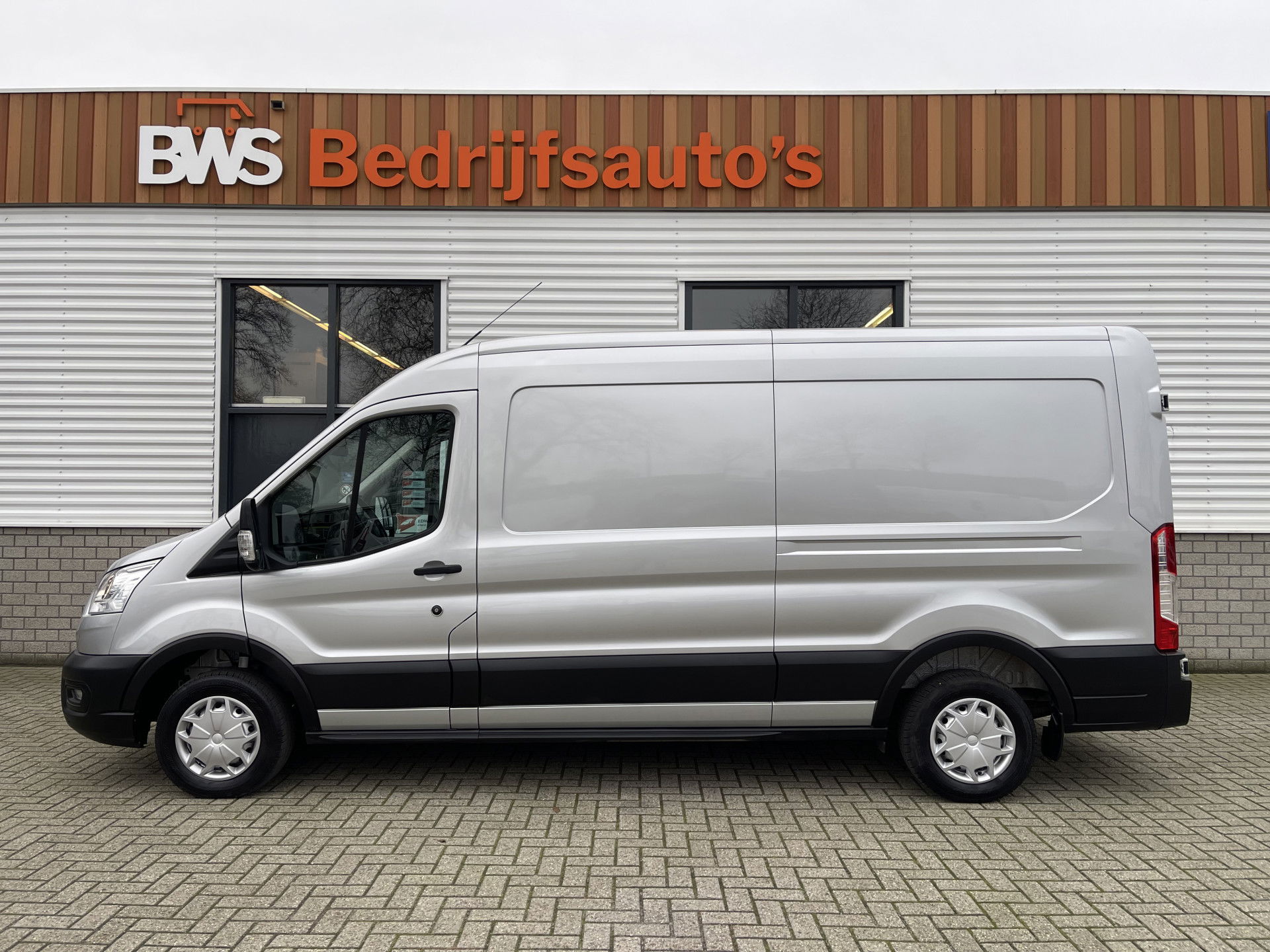 Ford Transit 310 2.0 TDCI 130pk / L3H2 Trend / volledig ingerichte Sortimo laadruimte met omvormer / vaste prijs rijklaar € 19.950 ex btw / lease vanaf € 336 / trekhaak / camera / airco / cruise / navi