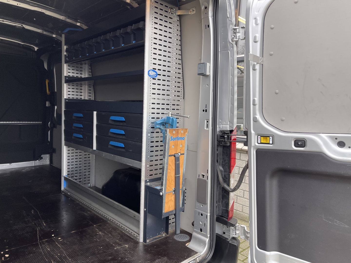 Ford Transit 310 2.0 TDCI 130pk / L3H2 Trend / volledig ingerichte Sortimo laadruimte met omvormer / vaste prijs rijklaar € 19.950 ex btw / lease vanaf € 336 / trekhaak / camera / airco / cruise / navi