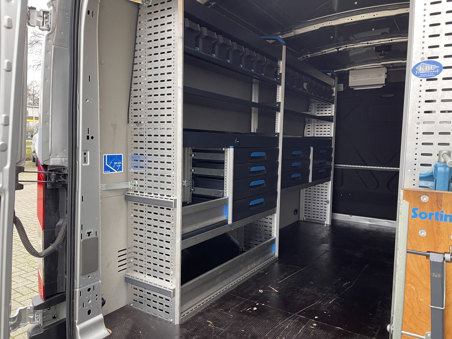 Ford Transit 310 2.0 TDCI 130pk / L3H2 Trend / volledig ingerichte Sortimo laadruimte met omvormer / vaste prijs rijklaar € 19.950 ex btw / lease vanaf € 336 / trekhaak / camera / airco / cruise / navi