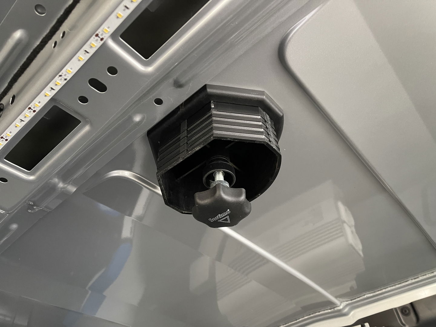 Ford Transit 310 2.0 TDCI 130pk / L3H2 Trend / volledig ingerichte Sortimo laadruimte met omvormer / vaste prijs rijklaar € 19.950 ex btw / lease vanaf € 336 / trekhaak / camera / airco / cruise / navi