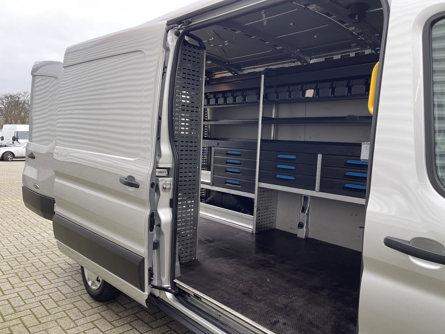Ford Transit 310 2.0 TDCI 130pk / L3H2 Trend / volledig ingerichte Sortimo laadruimte met omvormer / vaste prijs rijklaar € 19.950 ex btw / lease vanaf € 336 / trekhaak / camera / airco / cruise / navi