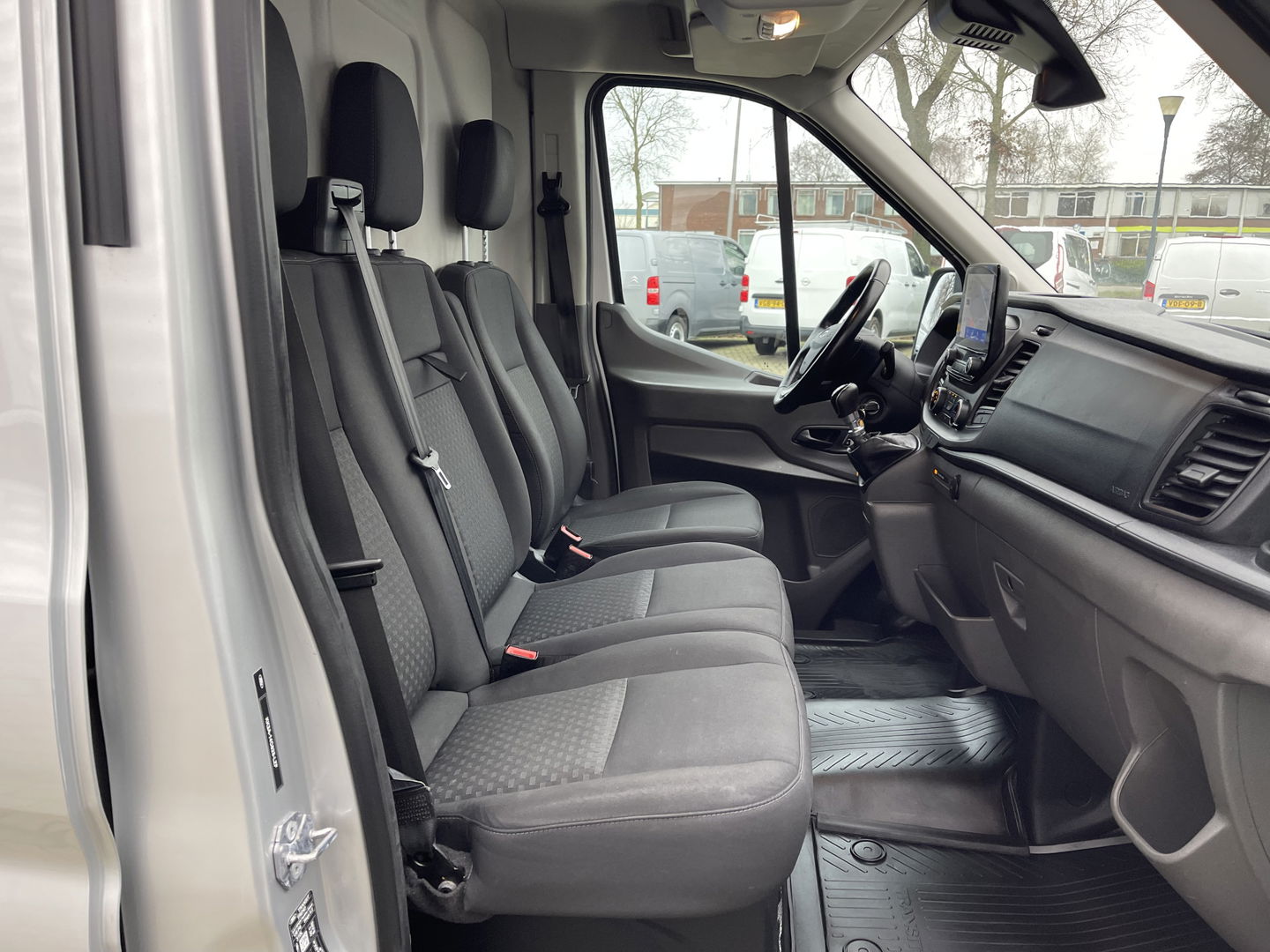 Ford Transit 310 2.0 TDCI 130pk / L3H2 Trend / volledig ingerichte Sortimo laadruimte met omvormer / vaste prijs rijklaar € 19.950 ex btw / lease vanaf € 336 / trekhaak / camera / airco / cruise / navi