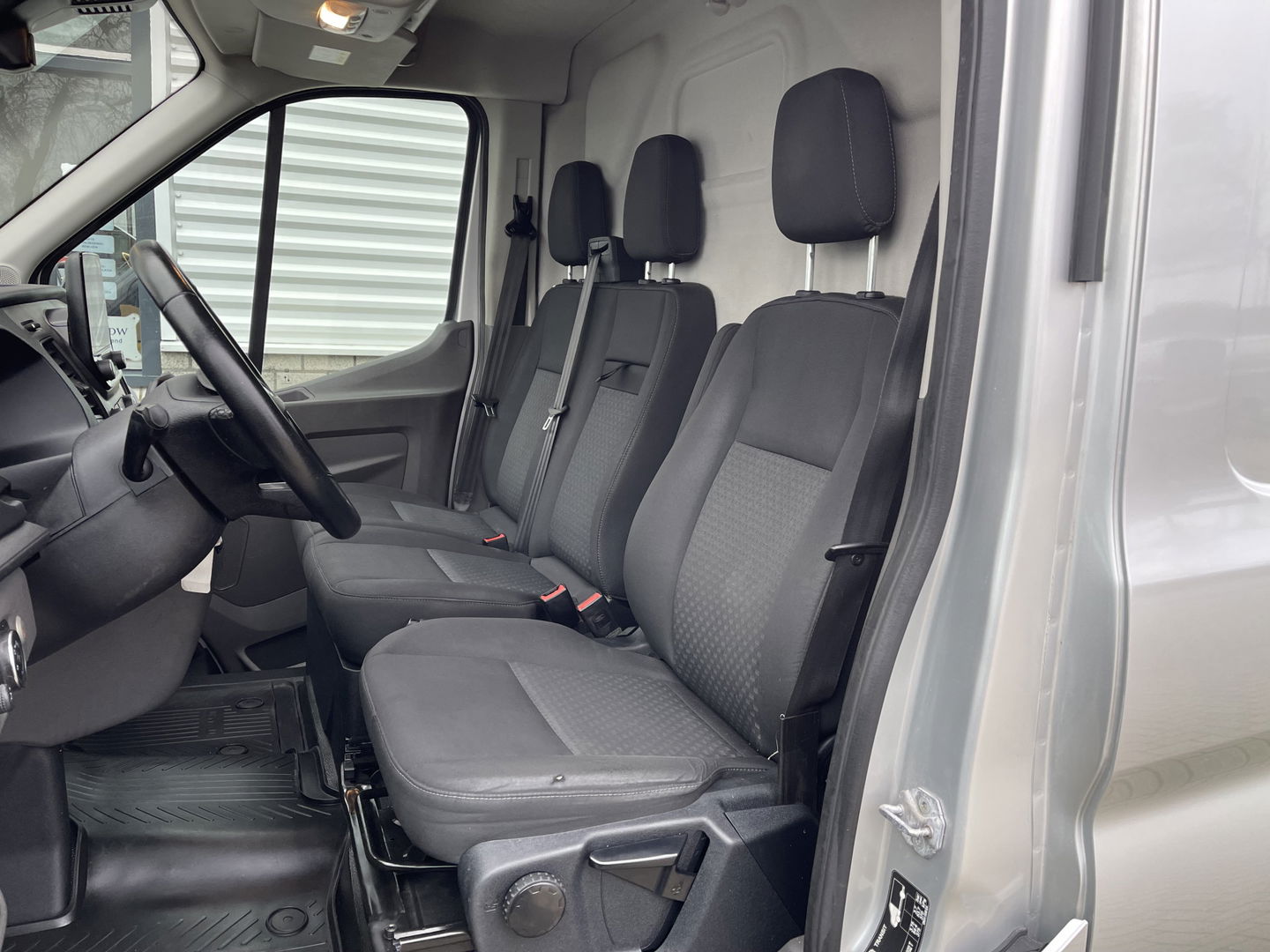 Ford Transit 310 2.0 TDCI 130pk / L3H2 Trend / volledig ingerichte Sortimo laadruimte met omvormer / vaste prijs rijklaar € 19.950 ex btw / lease vanaf € 336 / trekhaak / camera / airco / cruise / navi