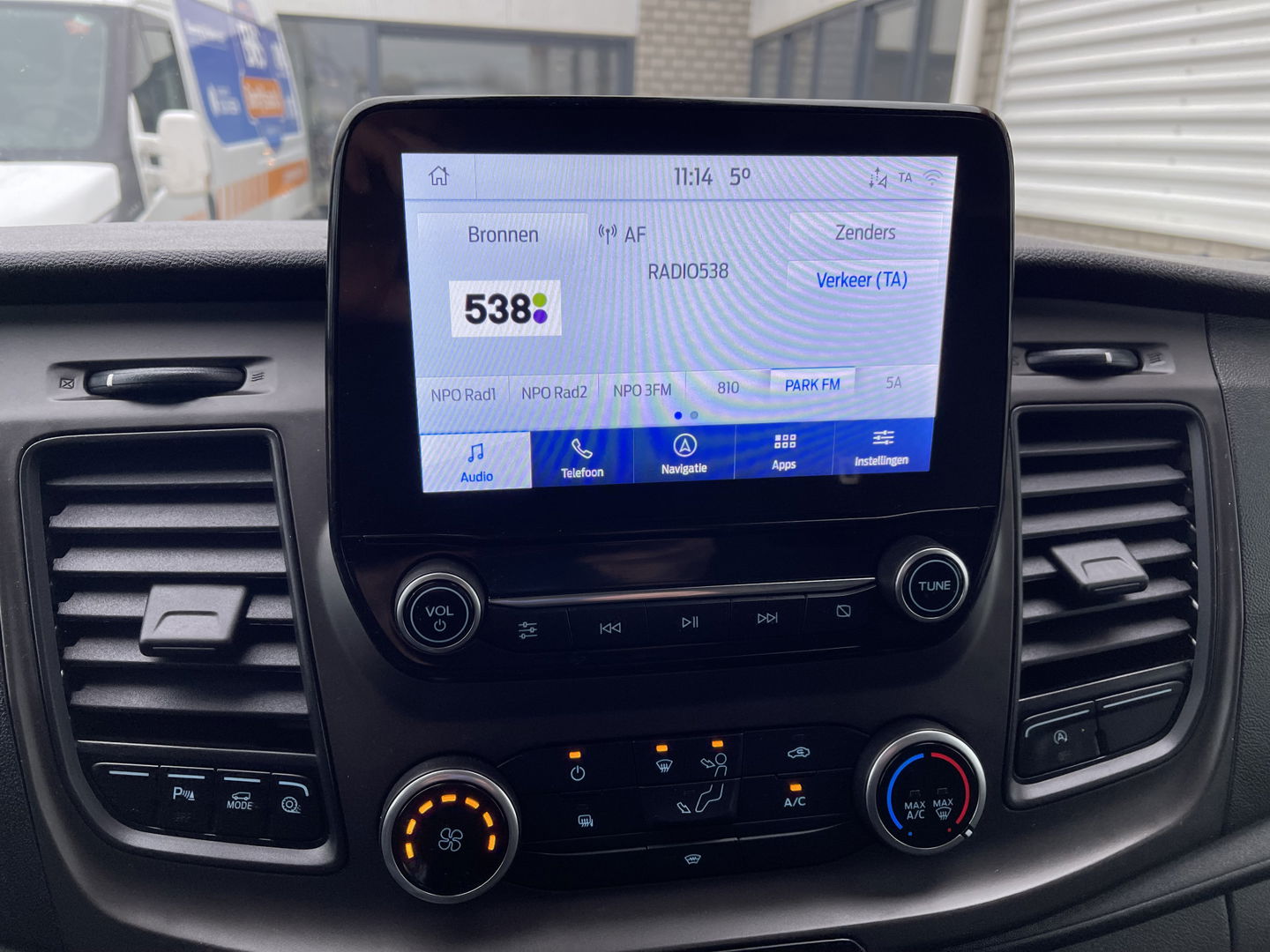 Ford Transit 310 2.0 TDCI 130pk / L3H2 Trend / volledig ingerichte Sortimo laadruimte met omvormer / vaste prijs rijklaar € 19.950 ex btw / lease vanaf € 336 / trekhaak / camera / airco / cruise / navi