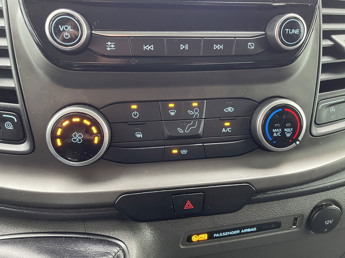 Ford Transit 310 2.0 TDCI 130pk / L3H2 Trend / volledig ingerichte Sortimo laadruimte met omvormer / vaste prijs rijklaar € 19.950 ex btw / lease vanaf € 336 / trekhaak / camera / airco / cruise / navi