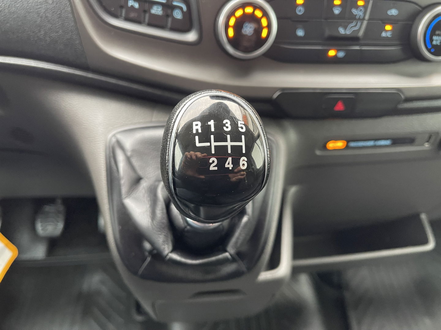 Ford Transit 310 2.0 TDCI 130pk / L3H2 Trend / volledig ingerichte Sortimo laadruimte met omvormer / vaste prijs rijklaar € 19.950 ex btw / lease vanaf € 336 / trekhaak / camera / airco / cruise / navi