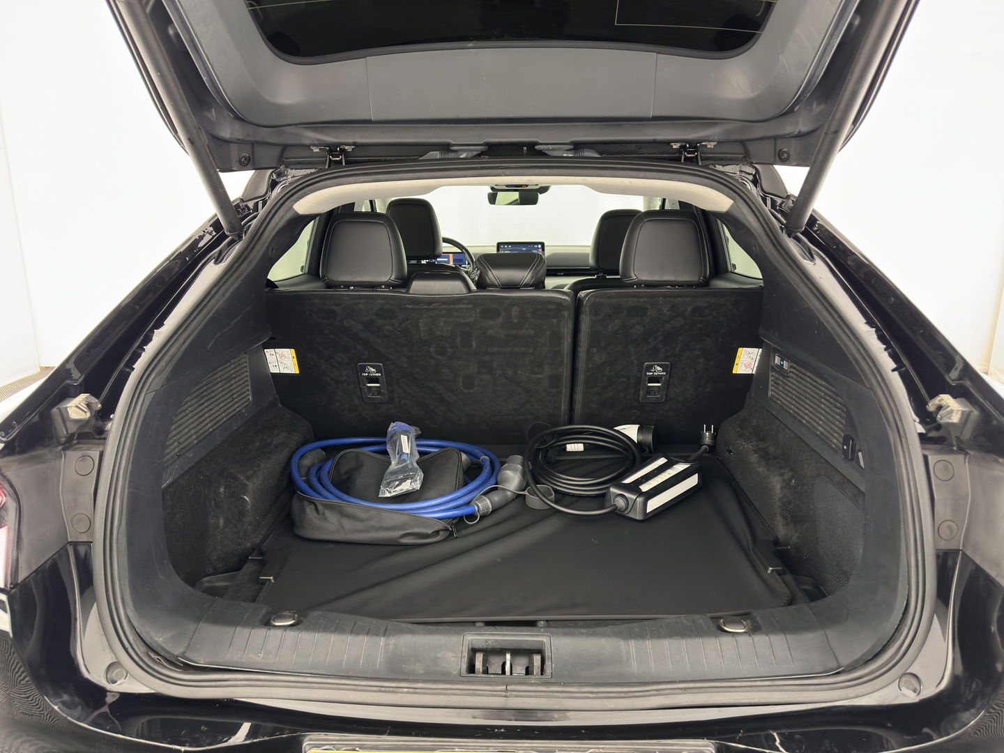 Ford Mustang Mach-E RWD 75 kWh (3-Fase) (INCL-BTW) Aut. *LUXURY-LEATHER | FULL-LED | DAB | DIGI-COCKPIT | KEYLESS | NAVI-FULLMAP | CARPLAY | HEATED-COMFORTSEATS | TOPVIEW | ADAPTIVE-CRUISE | PRIVACY-GLASS | 18'' ALU*