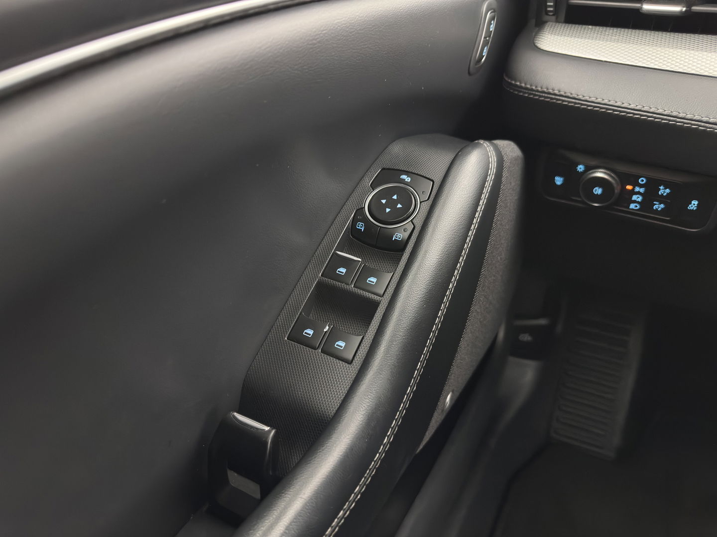 Ford Mustang Mach-E RWD 75 kWh (3-Fase) (INCL-BTW) Aut. *LUXURY-LEATHER | FULL-LED | DAB | DIGI-COCKPIT | KEYLESS | NAVI-FULLMAP | CARPLAY | HEATED-COMFORTSEATS | TOPVIEW | ADAPTIVE-CRUISE | PRIVACY-GLASS | 18'' ALU*