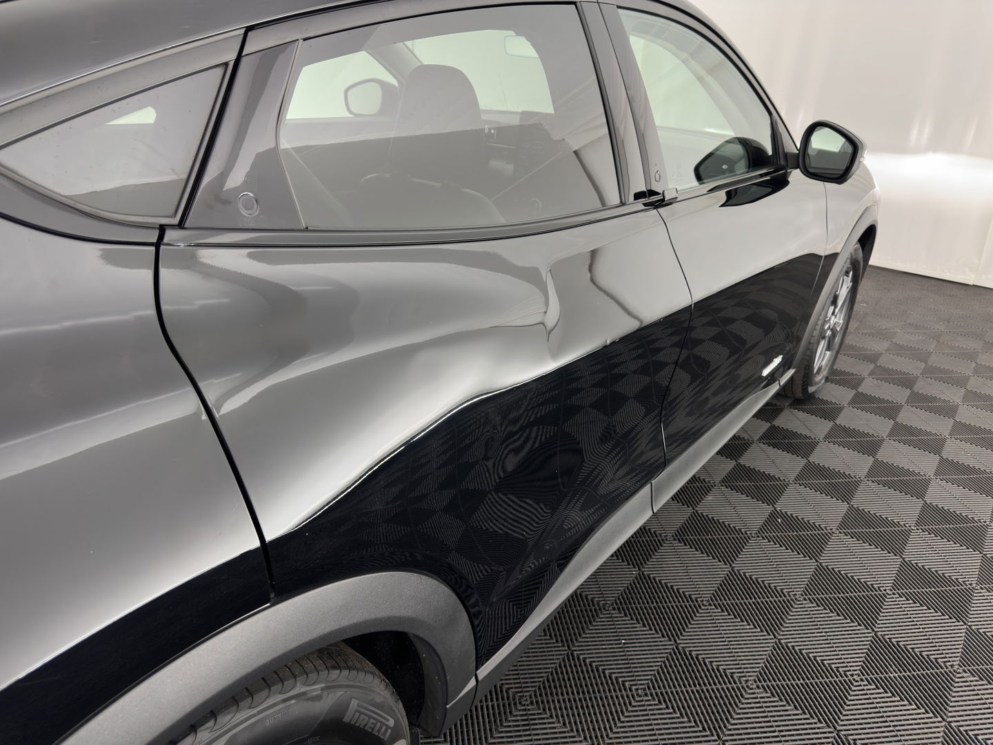 Ford Mustang Mach-E RWD 75 kWh (3-Fase) (INCL-BTW) Aut. *LUXURY-LEATHER | FULL-LED | DAB | DIGI-COCKPIT | KEYLESS | NAVI-FULLMAP | CARPLAY | HEATED-COMFORTSEATS | TOPVIEW | ADAPTIVE-CRUISE | PRIVACY-GLASS | 18'' ALU*