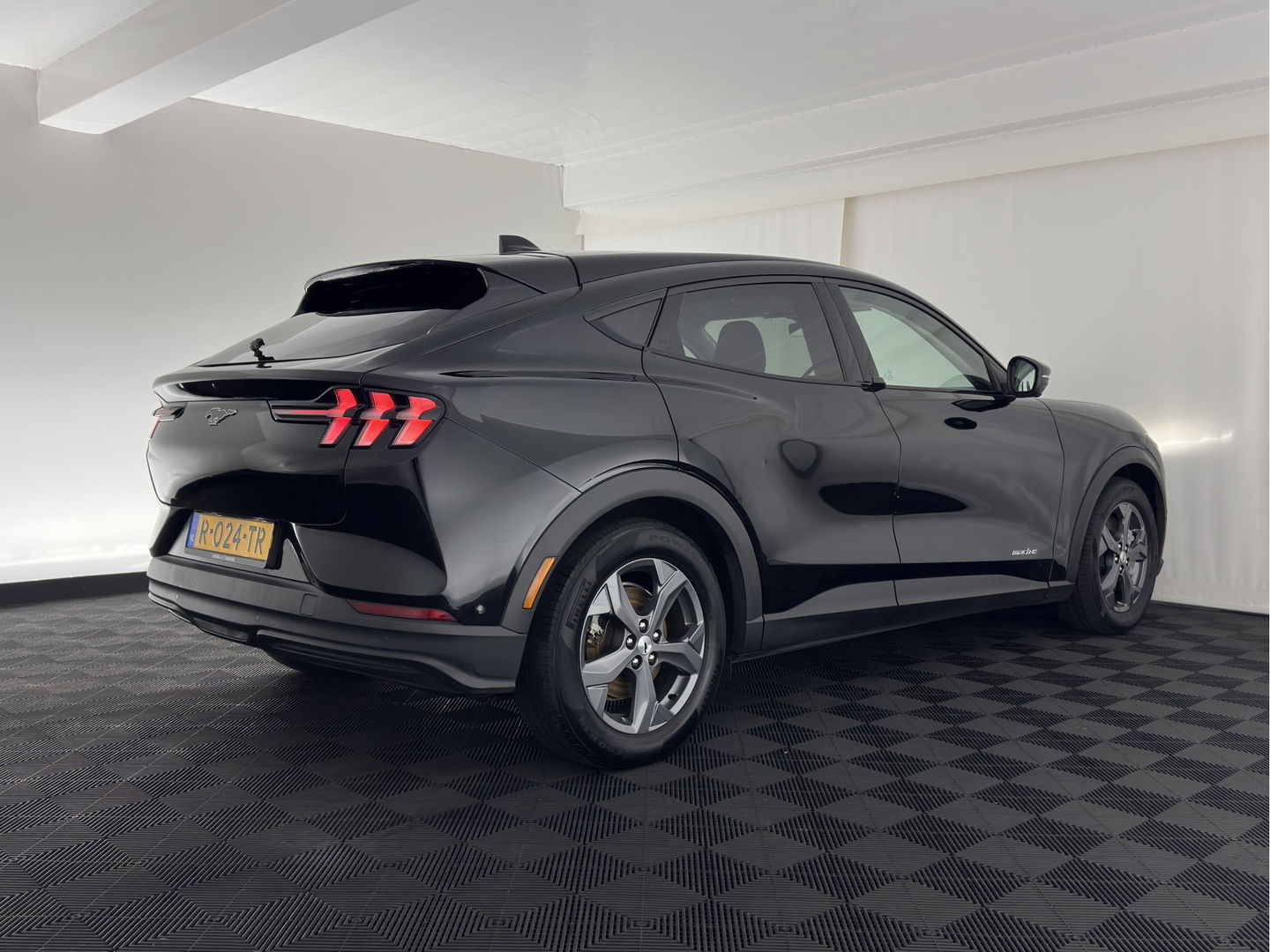 Ford Mustang Mach-E RWD 75 kWh (3-Fase) (INCL-BTW) Aut. *LUXURY-LEATHER | FULL-LED | DAB | DIGI-COCKPIT | KEYLESS | NAVI-FULLMAP | CARPLAY | HEATED-COMFORTSEATS | TOPVIEW | ADAPTIVE-CRUISE | PRIVACY-GLASS | 18'' ALU*