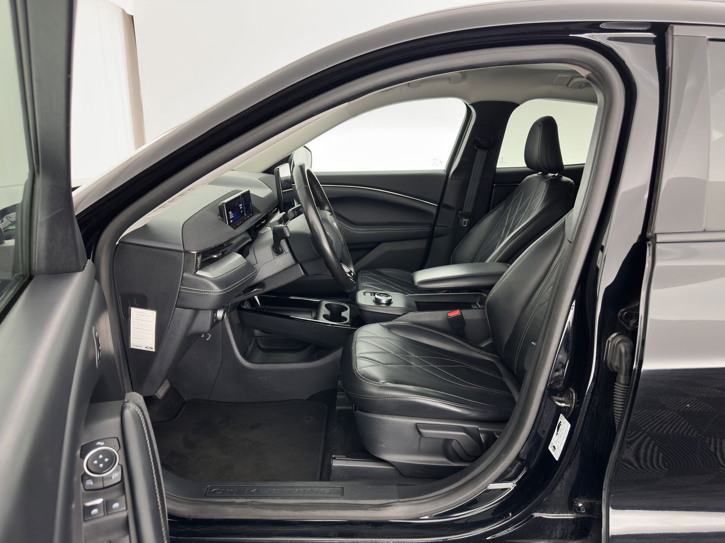 Ford Mustang Mach-E RWD 75 kWh (3-Fase) (INCL-BTW) Aut. *LUXURY-LEATHER | FULL-LED | DAB | DIGI-COCKPIT | KEYLESS | NAVI-FULLMAP | CARPLAY | HEATED-COMFORTSEATS | TOPVIEW | ADAPTIVE-CRUISE | PRIVACY-GLASS | 18'' ALU*