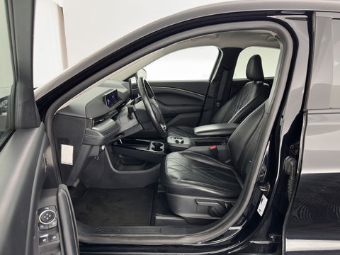 Ford Mustang Mach-E RWD 75 kWh (3-Fase) (INCL-BTW) Aut. *LUXURY-LEATHER | FULL-LED | DAB | DIGI-COCKPIT | KEYLESS | NAVI-FULLMAP | CARPLAY | HEATED-COMFORTSEATS | TOPVIEW | ADAPTIVE-CRUISE | PRIVACY-GLASS | 18'' ALU*