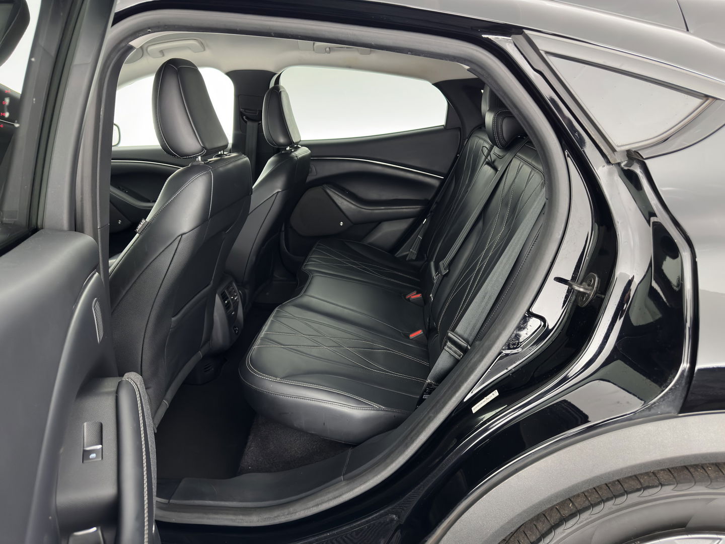 Ford Mustang Mach-E RWD 75 kWh (3-Fase) (INCL-BTW) Aut. *LUXURY-LEATHER | FULL-LED | DAB | DIGI-COCKPIT | KEYLESS | NAVI-FULLMAP | CARPLAY | HEATED-COMFORTSEATS | TOPVIEW | ADAPTIVE-CRUISE | PRIVACY-GLASS | 18'' ALU*