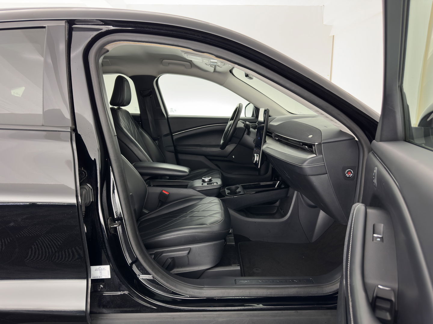 Ford Mustang Mach-E RWD 75 kWh (3-Fase) (INCL-BTW) Aut. *LUXURY-LEATHER | FULL-LED | DAB | DIGI-COCKPIT | KEYLESS | NAVI-FULLMAP | CARPLAY | HEATED-COMFORTSEATS | TOPVIEW | ADAPTIVE-CRUISE | PRIVACY-GLASS | 18'' ALU*