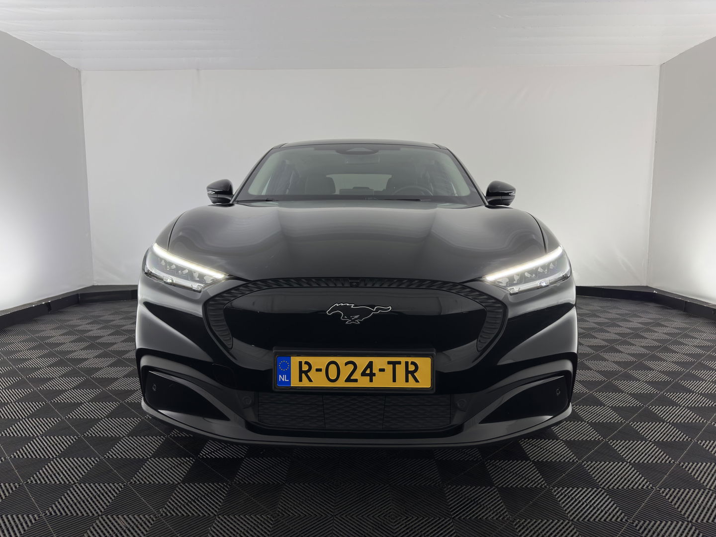Ford Mustang Mach-E RWD 75 kWh (3-Fase) (INCL-BTW) Aut. *LUXURY-LEATHER | FULL-LED | DAB | DIGI-COCKPIT | KEYLESS | NAVI-FULLMAP | CARPLAY | HEATED-COMFORTSEATS | TOPVIEW | ADAPTIVE-CRUISE | PRIVACY-GLASS | 18'' ALU*