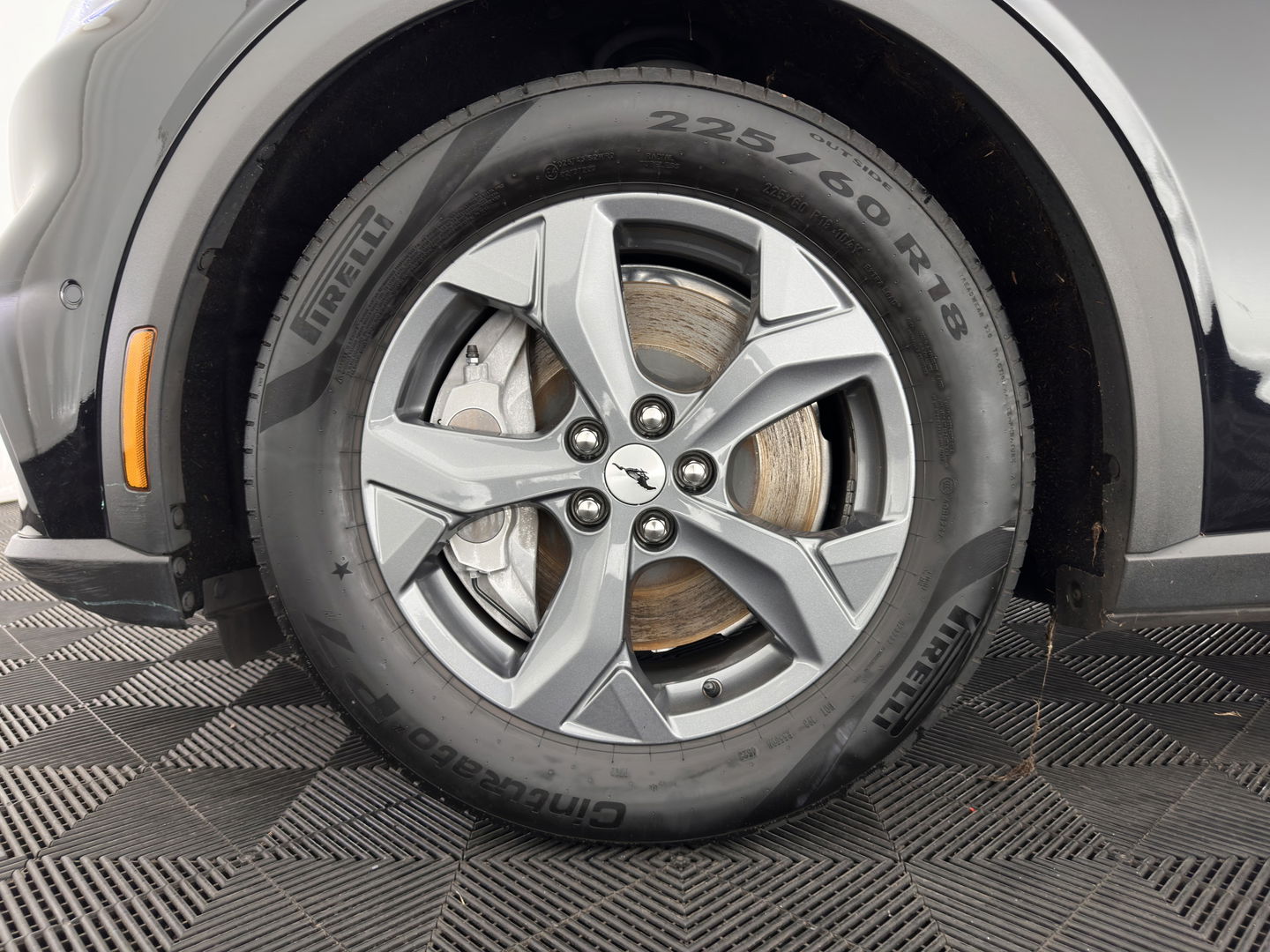 Ford Mustang Mach-E RWD 75 kWh (3-Fase) (INCL-BTW) Aut. *LUXURY-LEATHER | FULL-LED | DAB | DIGI-COCKPIT | KEYLESS | NAVI-FULLMAP | CARPLAY | HEATED-COMFORTSEATS | TOPVIEW | ADAPTIVE-CRUISE | PRIVACY-GLASS | 18'' ALU*