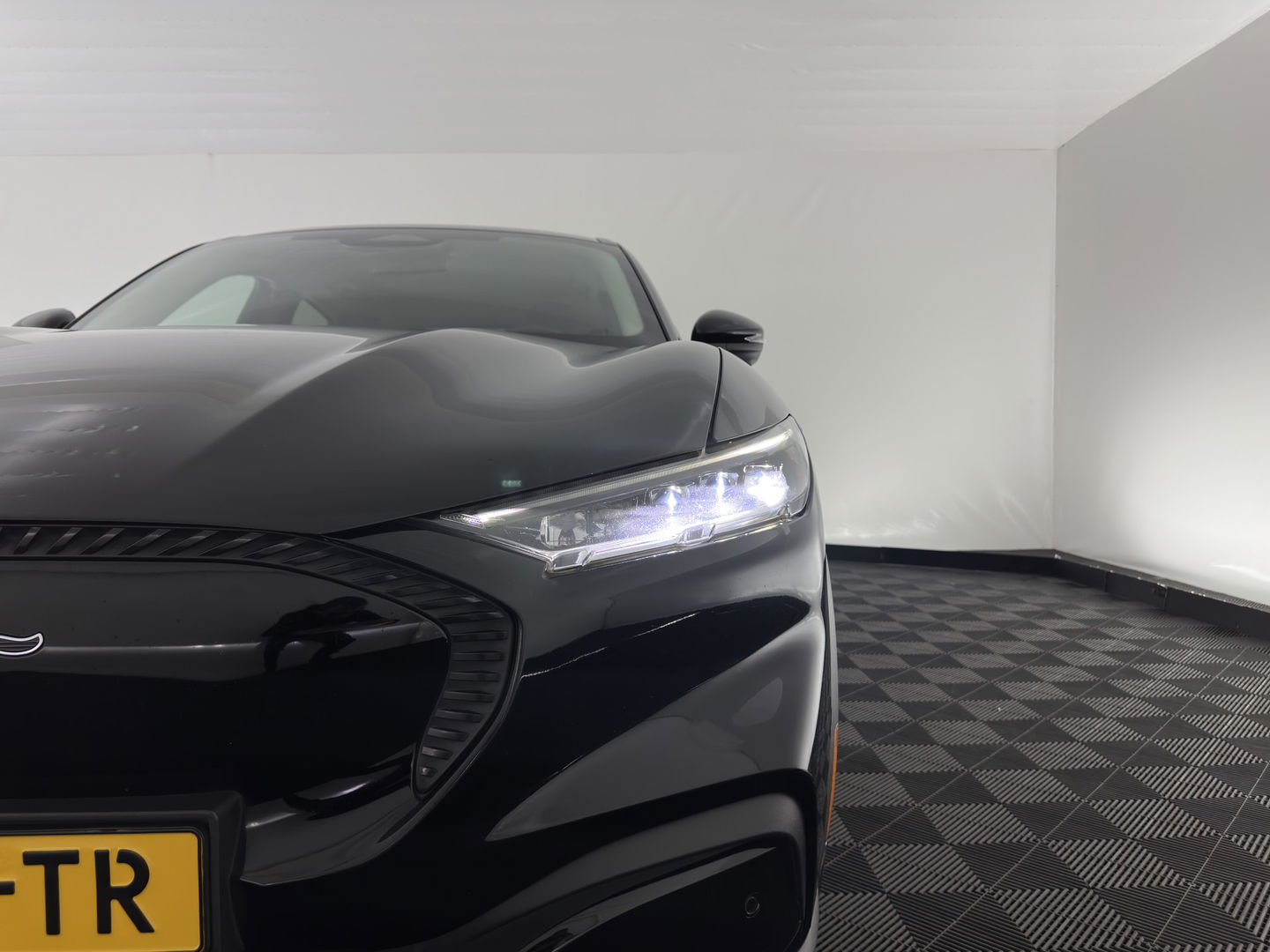 Ford Mustang Mach-E RWD 75 kWh (3-Fase) (INCL-BTW) Aut. *LUXURY-LEATHER | FULL-LED | DAB | DIGI-COCKPIT | KEYLESS | NAVI-FULLMAP | CARPLAY | HEATED-COMFORTSEATS | TOPVIEW | ADAPTIVE-CRUISE | PRIVACY-GLASS | 18'' ALU*