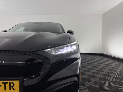 Ford Mustang Mach-E RWD 75 kWh (3-Fase) (INCL-BTW) Aut. *LUXURY-LEATHER | FULL-LED | DAB | DIGI-COCKPIT | KEYLESS | NAVI-FULLMAP | CARPLAY | HEATED-COMFORTSEATS | TOPVIEW | ADAPTIVE-CRUISE | PRIVACY-GLASS | 18'' ALU*