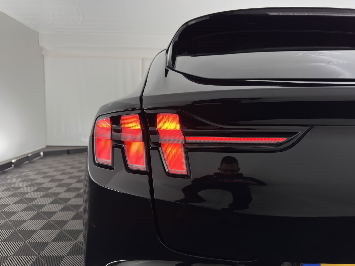 Ford Mustang Mach-E RWD 75 kWh (3-Fase) (INCL-BTW) Aut. *LUXURY-LEATHER | FULL-LED | DAB | DIGI-COCKPIT | KEYLESS | NAVI-FULLMAP | CARPLAY | HEATED-COMFORTSEATS | TOPVIEW | ADAPTIVE-CRUISE | PRIVACY-GLASS | 18'' ALU*