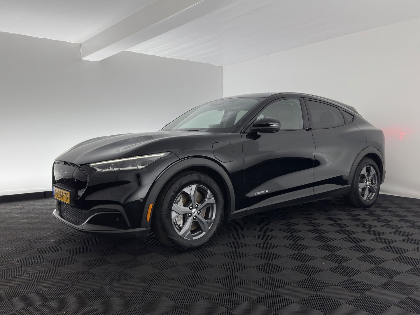 Ford Mustang Mach-E RWD 75 kWh (3-Fase) (INCL-BTW) Aut. *LUXURY-LEATHER | FULL-LED | DAB | DIGI-COCKPIT | KEYLESS | NAVI-FULLMAP | CARPLAY | HEATED-COMFORTSEATS | TOPVIEW | ADAPTIVE-CRUISE | PRIVACY-GLASS | 18'' ALU*