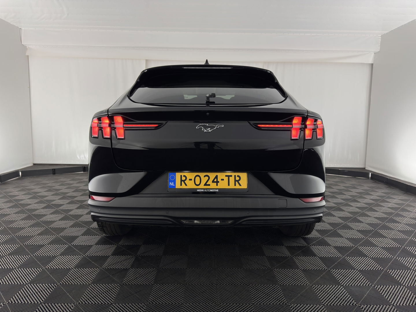 Ford Mustang Mach-E RWD 75 kWh (3-Fase) (INCL-BTW) Aut. *LUXURY-LEATHER | FULL-LED | DAB | DIGI-COCKPIT | KEYLESS | NAVI-FULLMAP | CARPLAY | HEATED-COMFORTSEATS | TOPVIEW | ADAPTIVE-CRUISE | PRIVACY-GLASS | 18'' ALU*