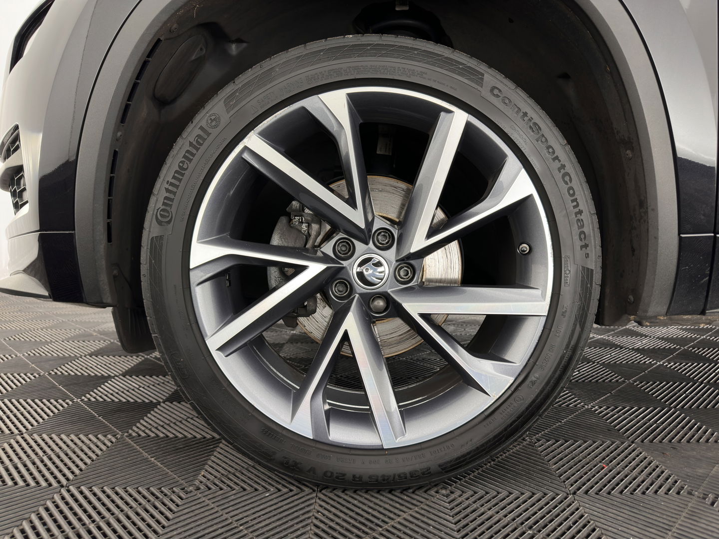 Škoda Kodiaq 1.5 TSI Sportline Business (INCL-BTW) Aut. *PANO | LEATHER-MICROFIBRE | FULL-LED | MEMORY-PACK | SPORTSEATS | SHIFT-PADDLES | ADAPTIVE-CRUISE | DIGI-COCKPIT | NAVI-FULLMAP | CANTON-AUDIO | DAB | AMBIENT-LIGHT | KEYLESS