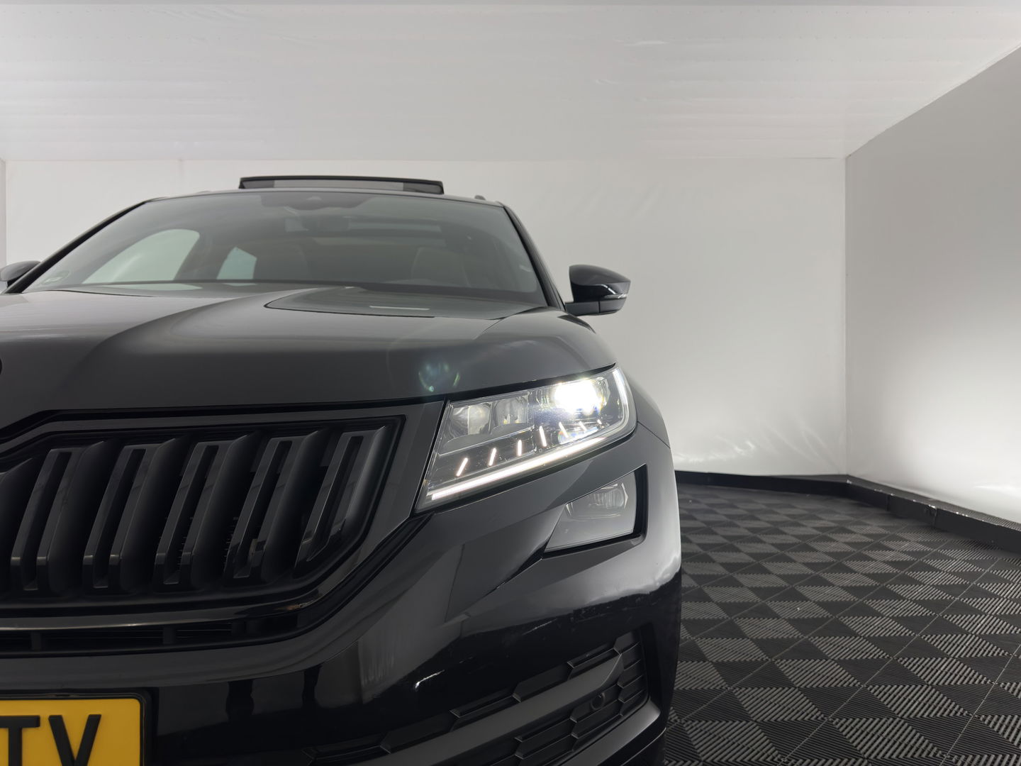 Škoda Kodiaq 1.5 TSI Sportline Business (INCL-BTW) Aut. *PANO | LEATHER-MICROFIBRE | FULL-LED | MEMORY-PACK | SPORTSEATS | SHIFT-PADDLES | ADAPTIVE-CRUISE | DIGI-COCKPIT | NAVI-FULLMAP | CANTON-AUDIO | DAB | AMBIENT-LIGHT | KEYLESS