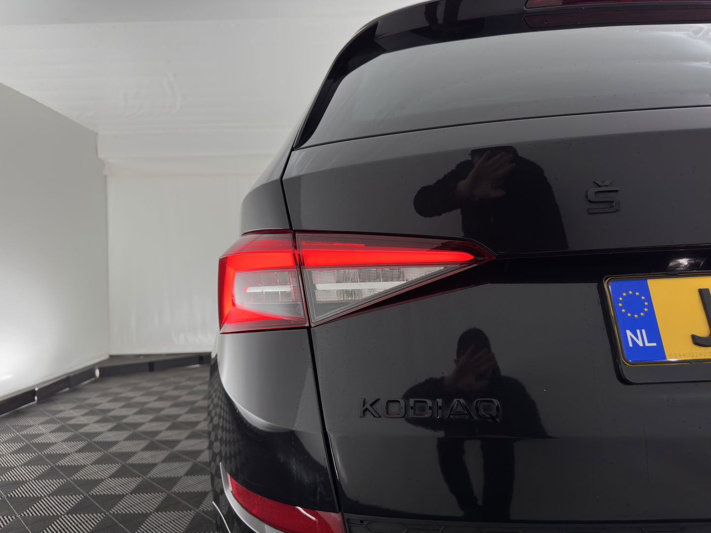 Škoda Kodiaq 1.5 TSI Sportline Business (INCL-BTW) Aut. *PANO | LEATHER-MICROFIBRE | FULL-LED | MEMORY-PACK | SPORTSEATS | SHIFT-PADDLES | ADAPTIVE-CRUISE | DIGI-COCKPIT | NAVI-FULLMAP | CANTON-AUDIO | DAB | AMBIENT-LIGHT | KEYLESS
