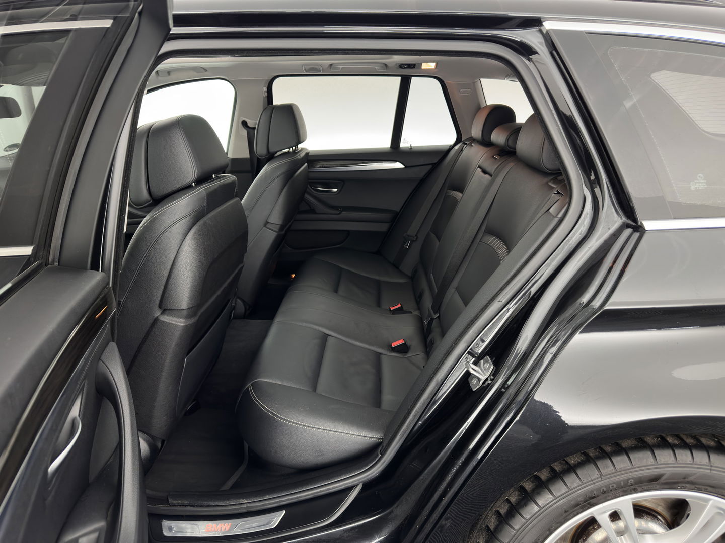 BMW 5 Serie Touring 525d High Executive Luzxury-Line Aut.*PANO | LUXURY-LEATHER | BI-XENON | DIGI-COCKPIT | HARMAN/KARDON-AUDIO  MEMORY-PACK | HEATED-COMFORTSEATS | NAVI-FULLMAP | ECC | PRIVACY-GLASS | CAMERA | LANE-ASSIST | PDC | TOWBAR | 18"A