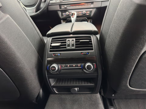 BMW 5 Serie Touring 525d High Executive Luzxury-Line Aut.*PANO | LUXURY-LEATHER | BI-XENON | DIGI-COCKPIT | HARMAN/KARDON-AUDIO  MEMORY-PACK | HEATED-COMFORTSEATS | NAVI-FULLMAP | ECC | PRIVACY-GLASS | CAMERA | LANE-ASSIST | PDC | TOWBAR | 18"A