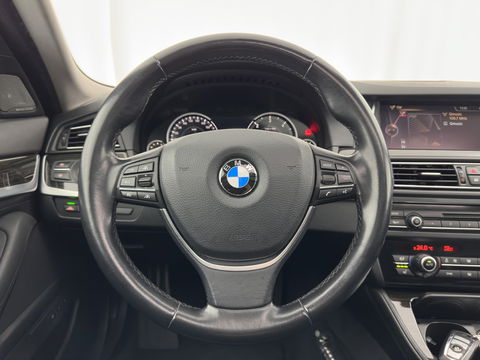 BMW 5 Serie Touring 525d High Executive Luzxury-Line Aut.*PANO | LUXURY-LEATHER | BI-XENON | DIGI-COCKPIT | HARMAN/KARDON-AUDIO  MEMORY-PACK | HEATED-COMFORTSEATS | NAVI-FULLMAP | ECC | PRIVACY-GLASS | CAMERA | LANE-ASSIST | PDC | TOWBAR | 18"A