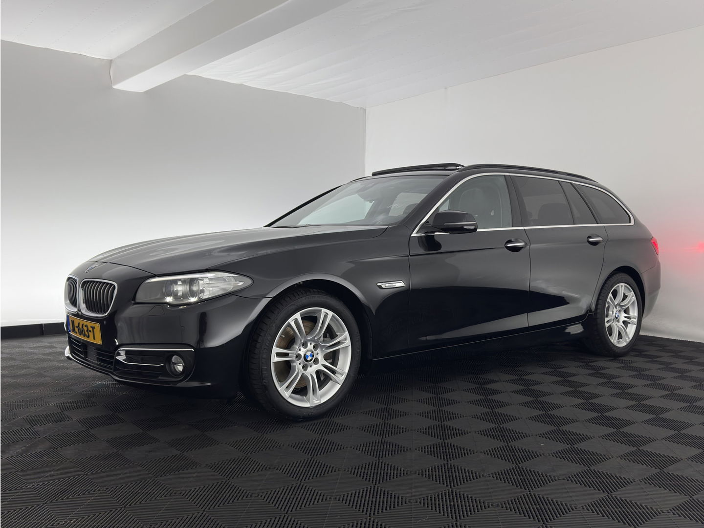 BMW 5 Serie Touring 525d High Executive Luzxury-Line Aut.*PANO | LUXURY-LEATHER | BI-XENON | DIGI-COCKPIT | HARMAN/KARDON-AUDIO  MEMORY-PACK | HEATED-COMFORTSEATS | NAVI-FULLMAP | ECC | PRIVACY-GLASS | CAMERA | LANE-ASSIST | PDC | TOWBAR | 18"A