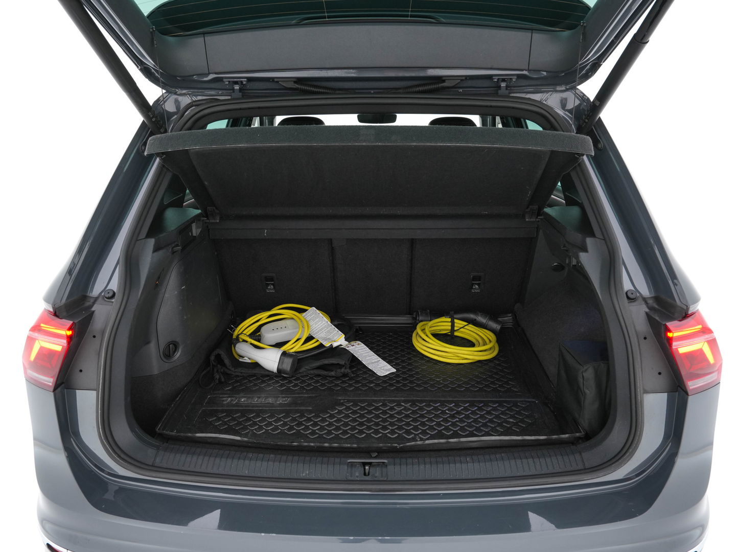 Volkswagen Tiguan 1.4 TSI R-Line Business+ (Plug-in) (INCL-BTW) Aut. *PANO | FULL-LED | ADAPTIVE-CRUISE | DIGI-COCKPIT | HEATED-COMFORTSEATS | NAV-FULLMAP | DAB+ | TOWBAR | PRIVACY-GLASS | ECC | PDC | 19''ALU