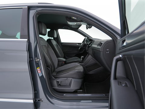 Volkswagen Tiguan 1.4 TSI R-Line Business+ (Plug-in) (INCL-BTW) Aut. *PANO | FULL-LED | ADAPTIVE-CRUISE | DIGI-COCKPIT | HEATED-COMFORTSEATS | NAV-FULLMAP | DAB+ | TOWBAR | PRIVACY-GLASS | ECC | PDC | 19''ALU
