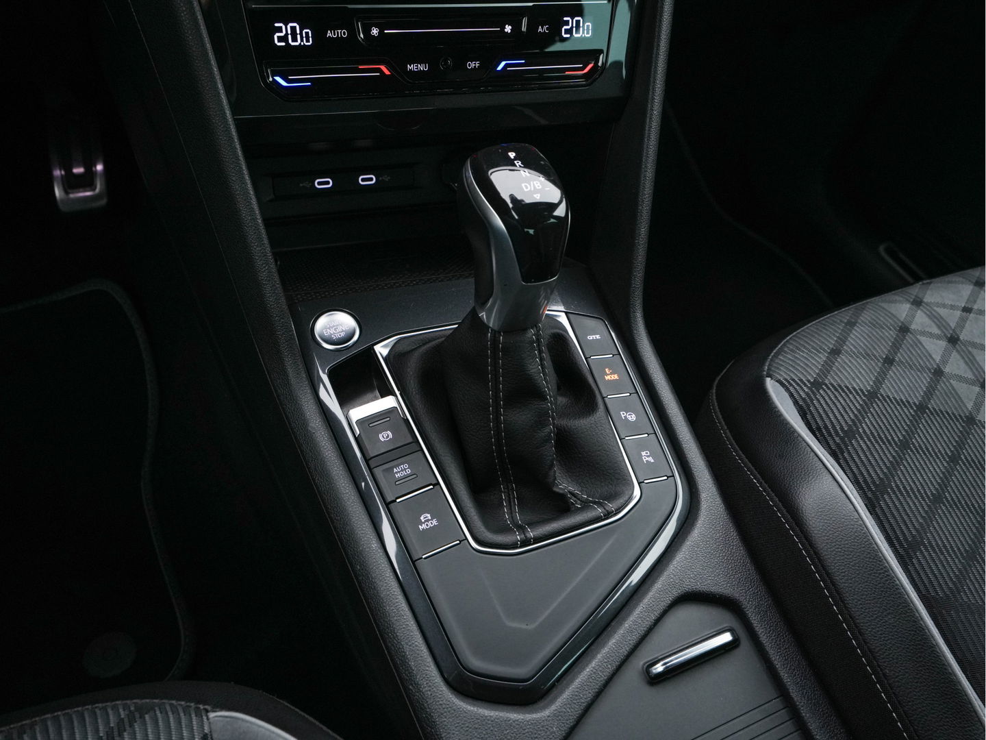 Volkswagen Tiguan 1.4 TSI R-Line Business+ (Plug-in) (INCL-BTW) Aut. *PANO | FULL-LED | ADAPTIVE-CRUISE | DIGI-COCKPIT | HEATED-COMFORTSEATS | NAV-FULLMAP | DAB+ | TOWBAR | PRIVACY-GLASS | ECC | PDC | 19''ALU