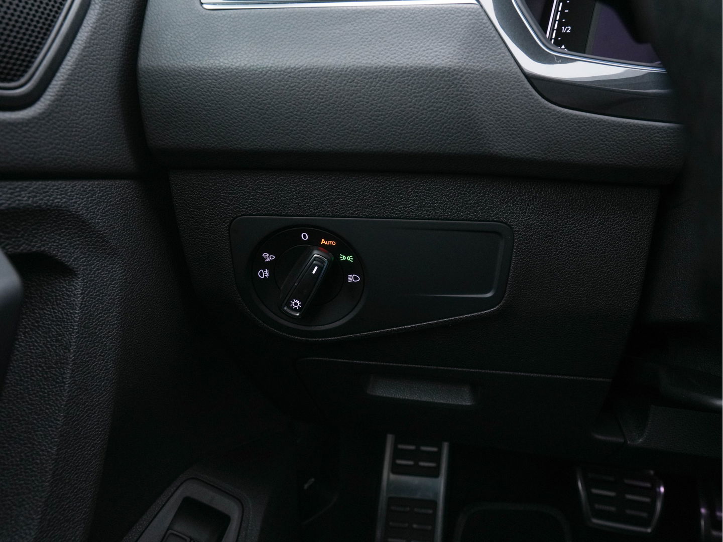 Volkswagen Tiguan 1.4 TSI R-Line Business+ (Plug-in) (INCL-BTW) Aut. *PANO | FULL-LED | ADAPTIVE-CRUISE | DIGI-COCKPIT | HEATED-COMFORTSEATS | NAV-FULLMAP | DAB+ | TOWBAR | PRIVACY-GLASS | ECC | PDC | 19''ALU