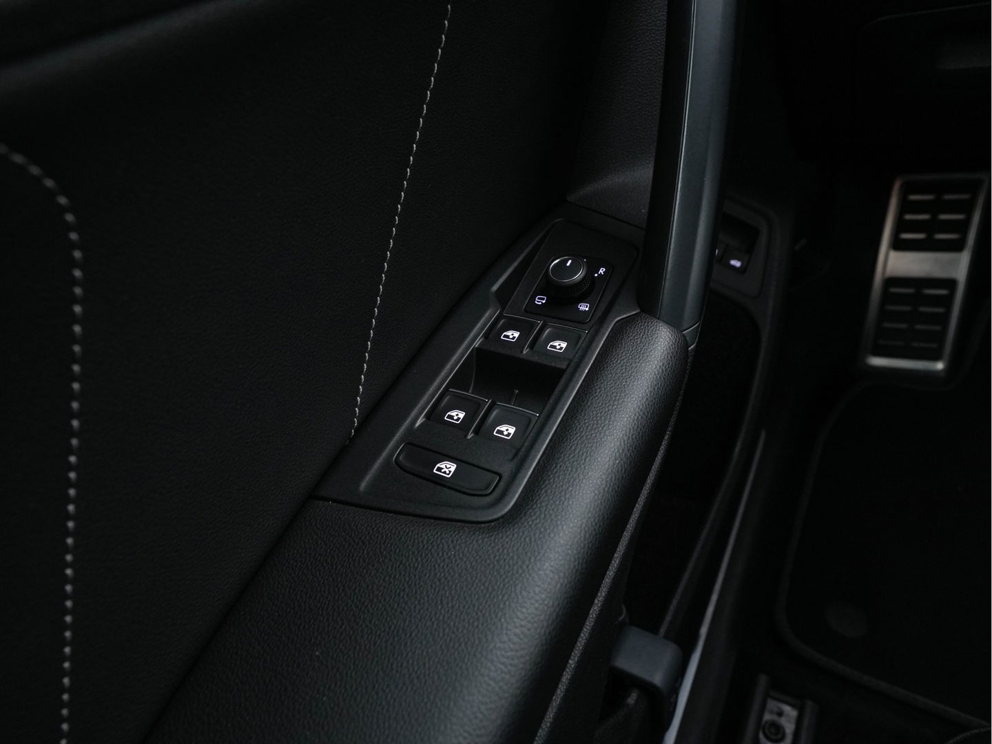 Volkswagen Tiguan 1.4 TSI R-Line Business+ (Plug-in) (INCL-BTW) Aut. *PANO | FULL-LED | ADAPTIVE-CRUISE | DIGI-COCKPIT | HEATED-COMFORTSEATS | NAV-FULLMAP | DAB+ | TOWBAR | PRIVACY-GLASS | ECC | PDC | 19''ALU