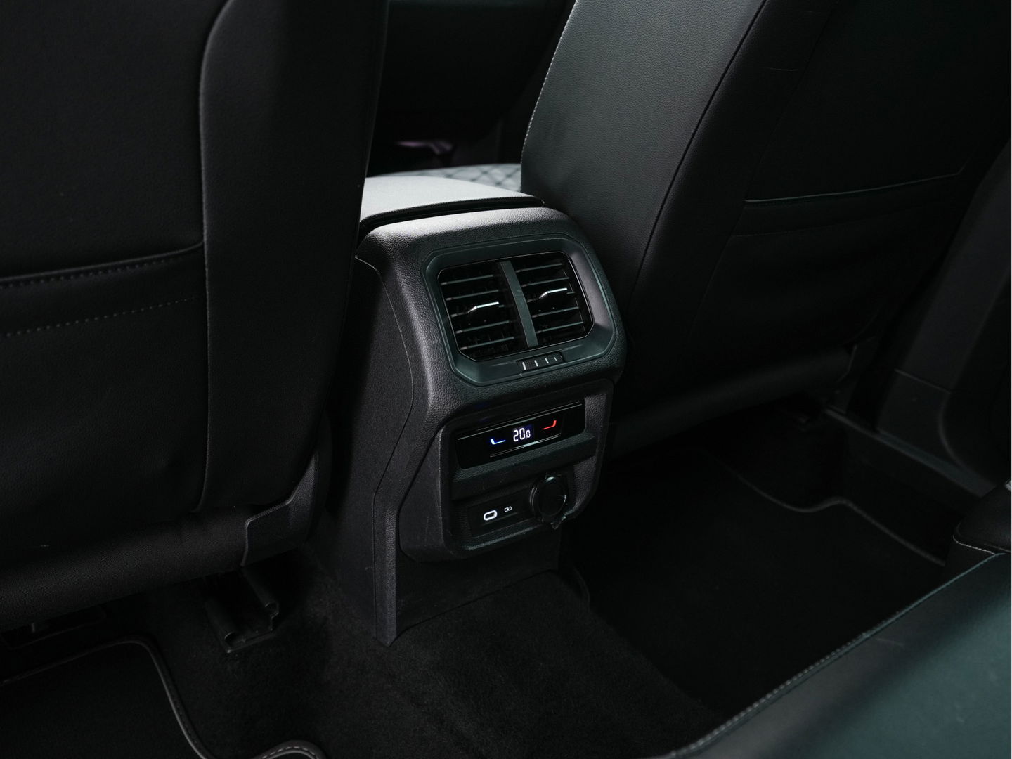 Volkswagen Tiguan 1.4 TSI R-Line Business+ (Plug-in) (INCL-BTW) Aut. *PANO | FULL-LED | ADAPTIVE-CRUISE | DIGI-COCKPIT | HEATED-COMFORTSEATS | NAV-FULLMAP | DAB+ | TOWBAR | PRIVACY-GLASS | ECC | PDC | 19''ALU